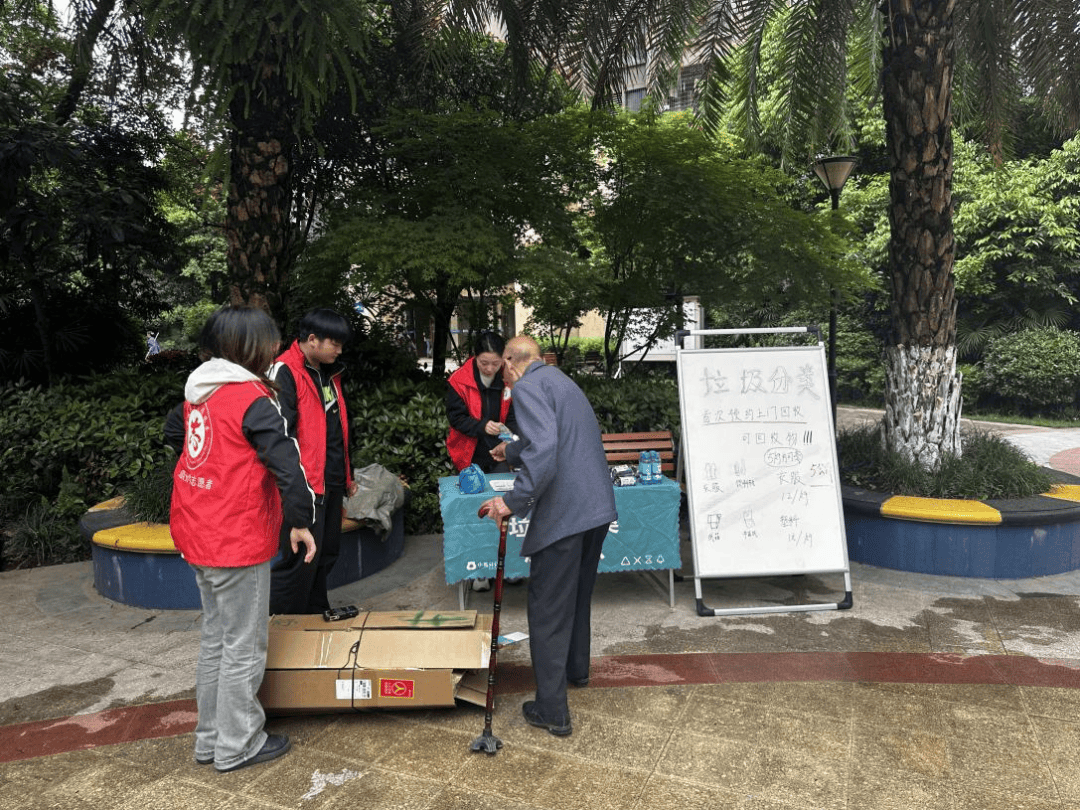 大足區(qū)城市管理局開展"舊物新生·環(huán)保同行"再生資源回收日主題活動(dòng):再生資源回收
